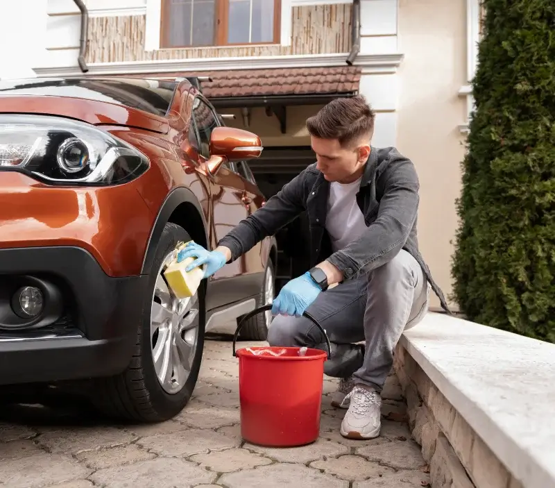 Lavage auto à domicile Saussemesnil : professionnel intervenant sur un véhicule